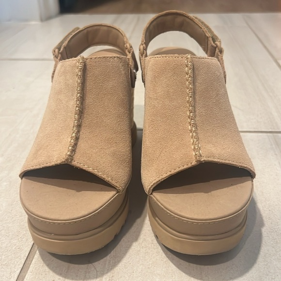 UGG Abbot wedge slingback. - Picture 2 of 4